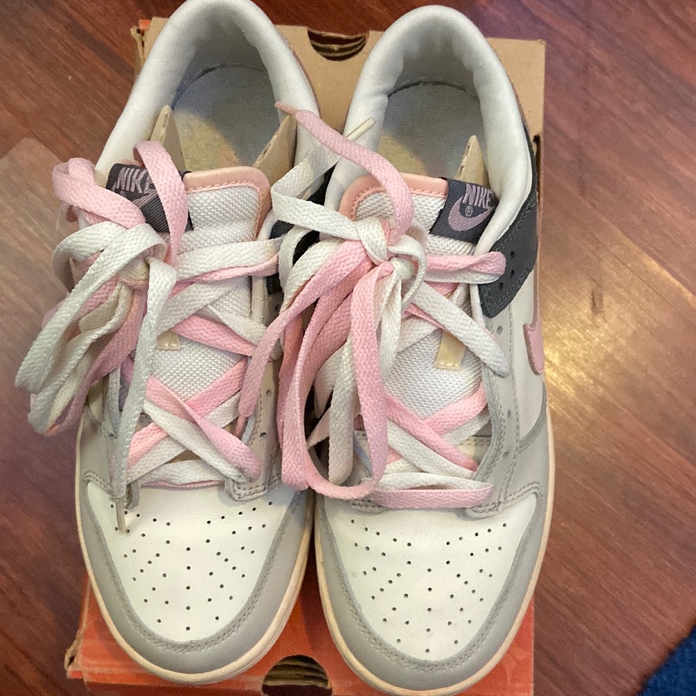 DUNK LOW (GS), Size 6.5Y, Sail/Carnation Lt Graphite